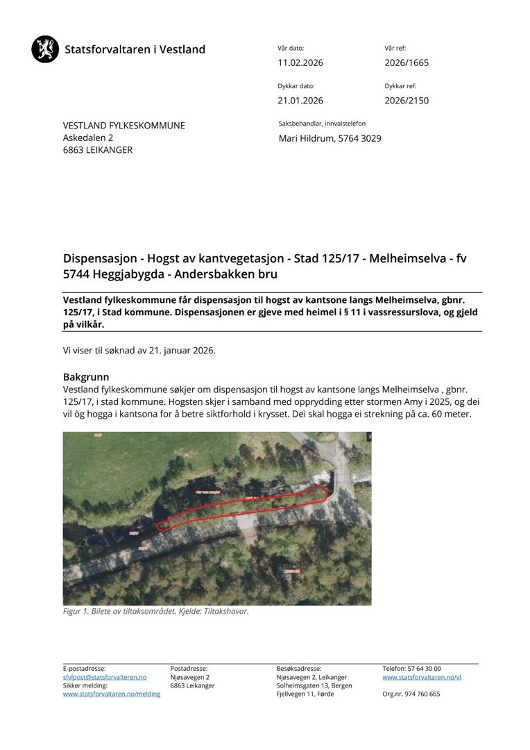 Et luftfoto (satellittbilde) av et område langs en elv, markert med rød linje for å vise kantvegetasjon som skal hogges.