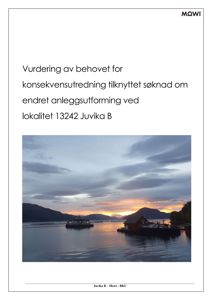 Fotografi av et havneområde med båter, fjell og et hus ved solnedgang.