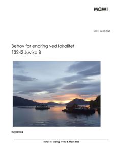 Fotografi av en havn eller fjord med båter, fjell og himmel, inkludert dokumenthode og tekst.