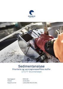 Fotografi av en person som utfører en sedimentanalyse med utstyr.