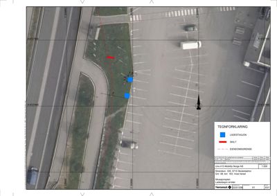 Situasjonsplan som viser tomtens beliggenhet i forhold til vei, eiendomsgrenser og plassering av ladestasjoner.