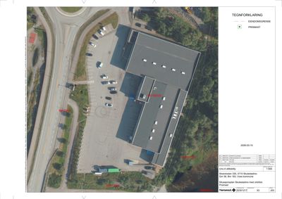 Situasjonsplan med ortofoto som viser bygningens plassering i forhold til eiendomsgrenser, veier og parkeringsplasser.