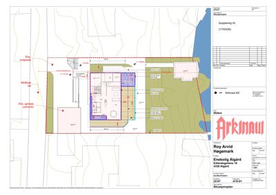Situasjonsplan som viser bygningens plassering i forhold til tomme, eksisterende vegger og terrengforhold.
