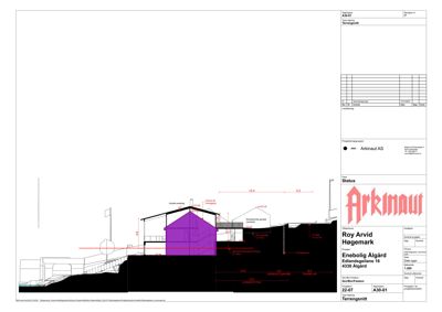 Tegning som viser et tverrsnitt gjennom en bygning (terrengsnitt), med mål og konstruksjonsdetaljer.