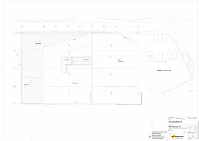 Etasjeplan (1. etasje) som viser romfordeling, vegger og trapp i en bygning.
