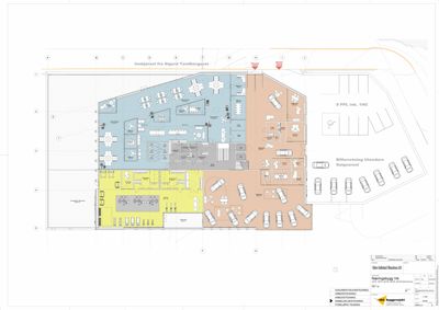 Etasjeplan som viser romfordeling, møblering og bilplasseringer for et bygg.