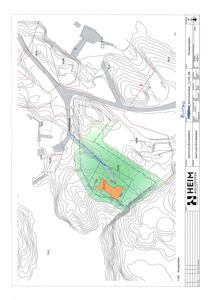 Situasjonsplan som viser topografi (konturlinjer), eksisterende bygninger, vegnett og en markert tomt (grønt område) med en planlagt bygning (oransje område).