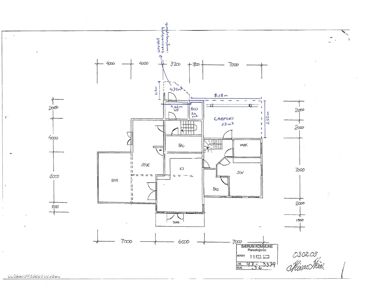 Etasjeplan (antagelig første etasje) som viser romfordeling, dører, vinduer og dimensjoner for et hus.