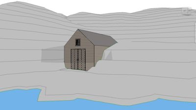 Situasjonsplan som viser en hytte eller uthus plassert i et terreng med konturlinjer (høydeforhold) og vann i forgrunnen.