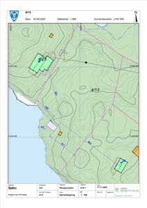 Situasjonsplan som viser topografi, eiendelsgrenser, eksisterende og planlagte bygninger, samt koordinatsystem og målestokk.