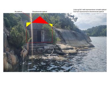 Fotografi av en sjøbod ved kysten med overlagte tegninger (rødt og gult) som illustrerer en planlagt utvidelse eller ombygging.