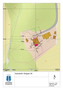 Situasjonsplan eller kartutsnitt som viser bygningenes plassering i forhold til terrenget, vegger og koordinater.