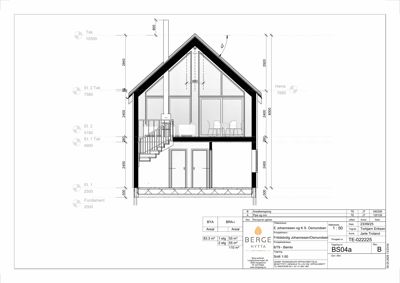 Snittegning av en hytte som viser romfordeling, trapp og konstruksjonshøyder.