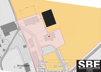 Situasjonskart som viser tomtens beliggenhet, grenser, nabolag og plassering av bygninger med måledata.