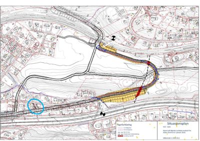 Situasjonsplan som viser etasjeforhold, terrengkonturer, eksisterende og planlagt infrastruktur (veier, jernbane) samt arealbruk i et byområde.