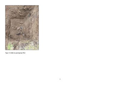 Fotografi av en gravegrop (PG2) med synlig jord og steiner.