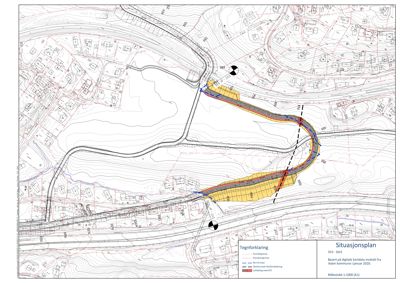 Situasjonsplan som viser tomtens beliggenhet i forhold til omgivelsene, inkludert eksisterende bebyggelse, infrastruktur (veier, jernbane), topografi (høydekurver) og planlagte tiltak (gule og røde områder).