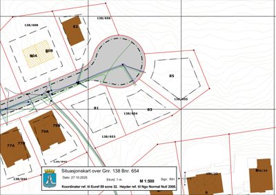 Situasjonskart som viser tomtens grenser, nabotomter, eksisterende bygninger, planlagt vei og høydeforhold.