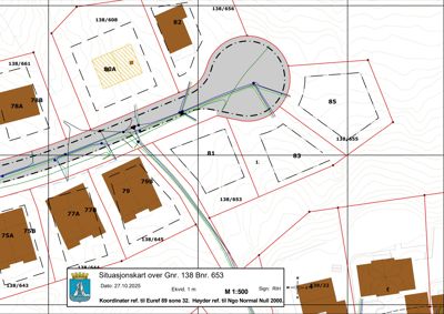 Situasjonsplan som viser eiendomsinndeling, bygningers plassering, veier og høyder.