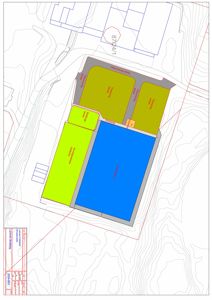 Situasjonsplan som viser tomtens form, konturer (høydekurver), plassering av bygninger og arealer (fargekodet), samt tilstøtende eiendommer.