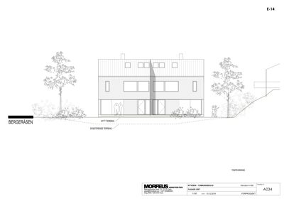 Fasadetegning (oppriks) av en toetasjes bygning med terrengforhold og trær illustrert.