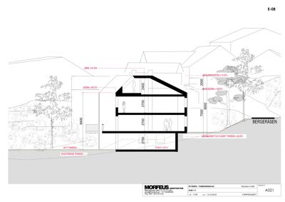Snittegning som viser tverrsnittet av en bygning med høydeangivelser og terrengforhold.
