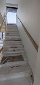 Fotografi av en trapp under renovering eller byggeprosess.