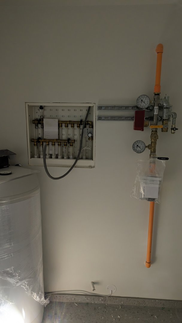 Fotografi av en gassinstallasjon med trykkmålere og en gassvarmer inne i et rom.