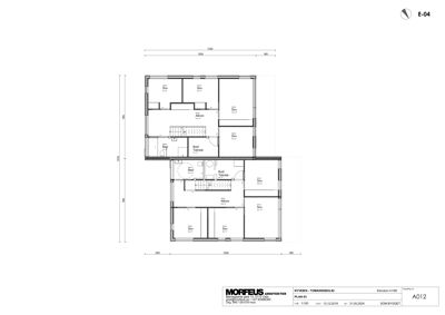 Etasjeplan (PLA 03) som viser romfordeling, dører, vinduer og mål for et plan i en bygning.
