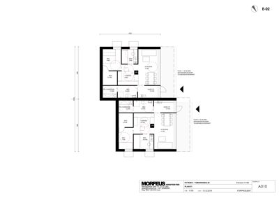 Etasjeplan for en to-mannsbolig som viser romfordeling, størrelser og plassering av inngangsdører og vinduer.