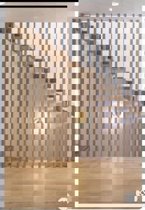 Fotografi av en moderne trapp med trelistverk og lys.