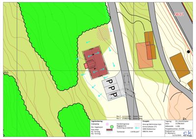 Situasjonsplan som viser bygningens plassering i forhold til terrenget, naboeiendomsgrenser og parkeringsplasser.
