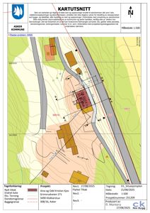 Situasjonsplan som viser eiendomsgrenser, topografi og bygningsplassering i forhold til omgivelsene.