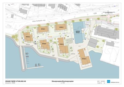 Situasjonsplan som viser plassering av flere bygninger (BYGG A-G) i forhold til veier, vann og naboeiendom i en utviklingssak.