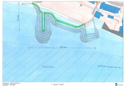 Situasjonsplan som viser et kystområde med en planlagt fyllingsplan (grønn) og et farled (diagonale streker).