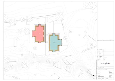 Situasjonsplan som viser to bygninger (merket 75 kvm) på en tomt med terrengkurver og vegetasjon.