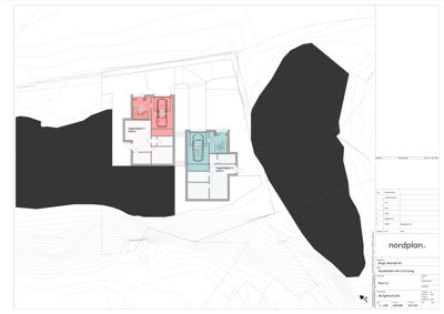 Situasjonsplan som viser to hus på en tomt med omgivende terrengkonturer og vannmasse.