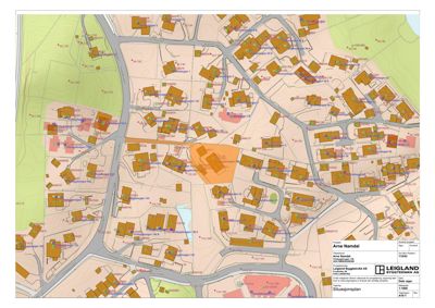 Situasjonsplan som viser tomtens plassering i forhold til nabolaget, veier og eksisterende bygninger.