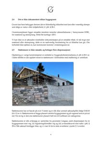 Fotografi av en bygning under oppføring med stålramme, takkonstruksjon og støttemurer i stein.