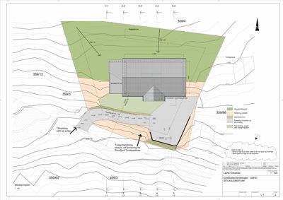 Situasjonsplan som viser bygningens plassering i forhold til tomtegrenser, høydeforhold (konturer), og omgivelsene.