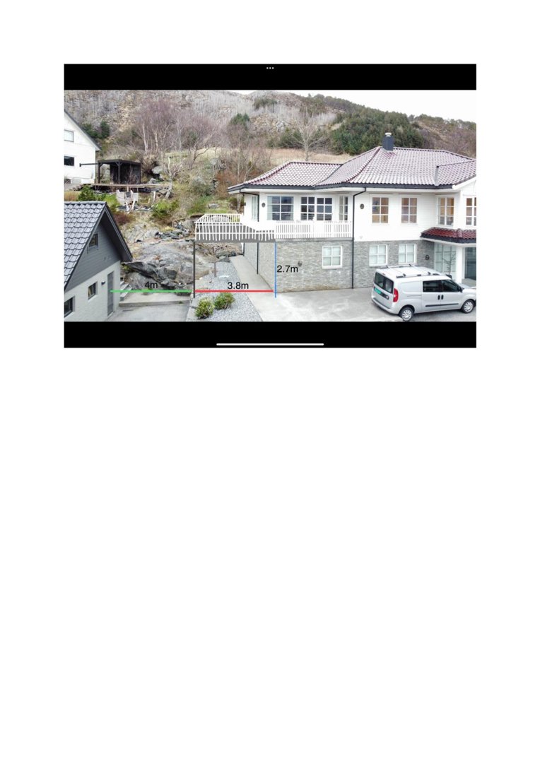 Fotografi av en eksisterende bygning med overlagte målinger (3.8m, 2.7m) og en grønn linje som indikerer en grense eller avstand.