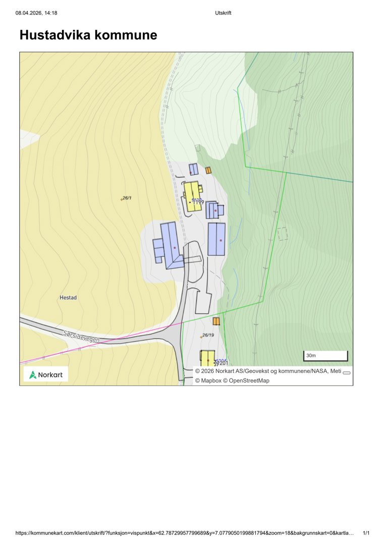 Situasjonsplan som viser bygningenes plassering i forhold til terrenget og veier i Hustadvika kommune.
