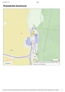 Situasjonsplan som viser bygningenes plassering i forhold til terrenget og veier i Hustadvika kommune.