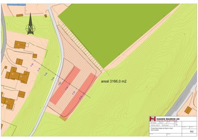 Situasjonsplan som viser tomtens form, høydeforhold (konturlinjer), naboeiendom, veier og en planlagt bygning med angitt areal.