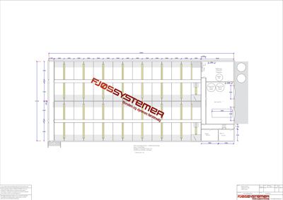 Tegning som viser detaljert oppbygning av et fôringsanlegg med stolper, gulv og vegger, inkludert mål og konstruksjonsdetaljer.
