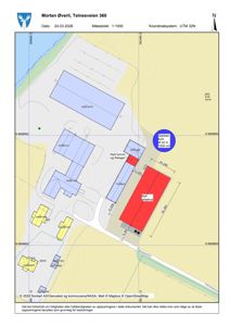 Situasjonsplan som viser tomtens grenser, eksisterende og planlagte bygninger (blå og gule felter), samt nye tiltak (røde felter) med dimensjoner og areal. Kartet inkluderer også veier, vannløp og koordinatsystem.