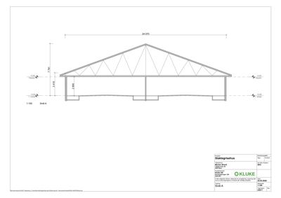 Snittegning (Snitt A) av et slaktegrisehus som viser takkonstruksjon, høyder og grunnplan.