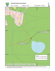 Kartutsnitt (Norkart) som viser tomt, eksisterende bebyggelse, vann og planlagt plassering av en ny telemast.