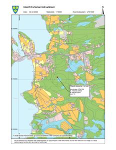 Kartutsnitt fra Norkart AS som viser et geografisk område med bygningsplassering, vegnett og topografi. En pil peker på en spesifikk koordinat for en tiltakets plassering.