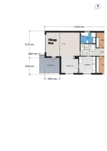 Etasjeplan som viser romfordeling, mål og plassering av en bolig med tilbygg.